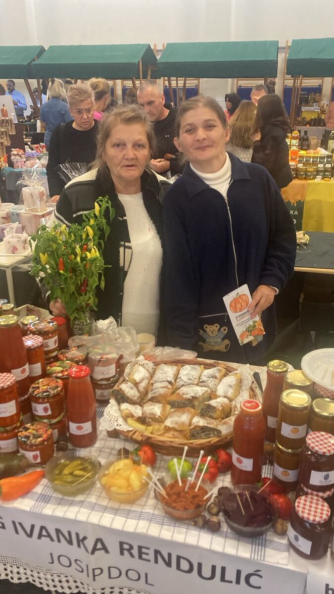 Dvije žene za štandom sa štrudlama i zimnicom