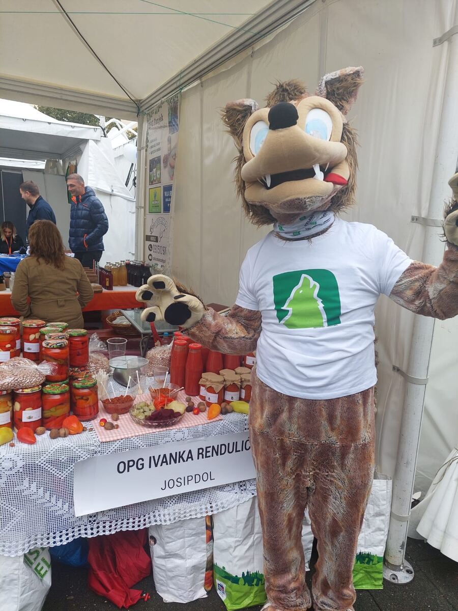 Maskota vuk ispred štanda