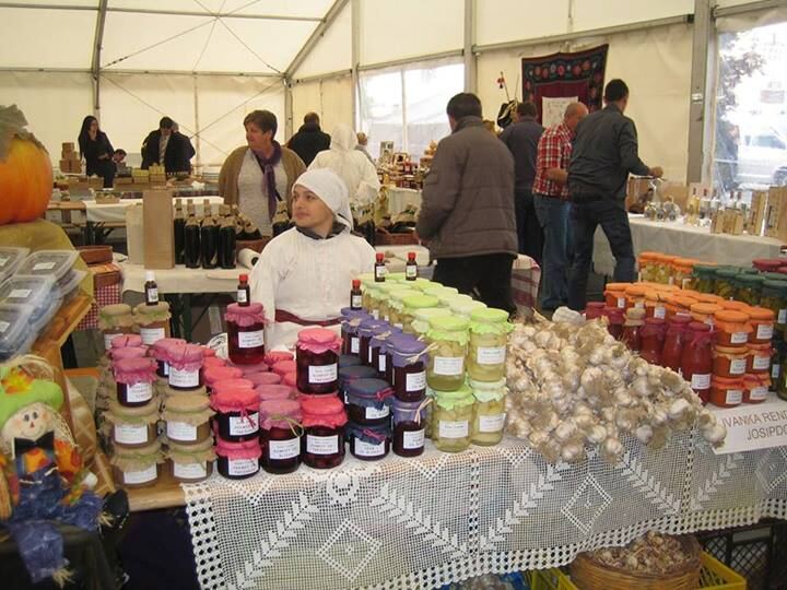 Štand s marmeladama pod velikim šatorom