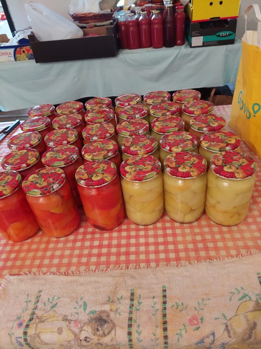 Tegle kompota i paprike na kariranom stolnjaku